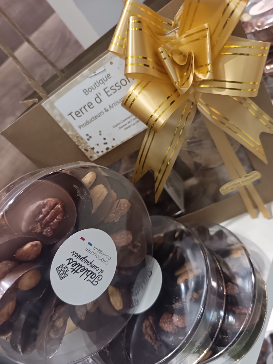 Mendiants au chocolat devant un sac cadeau Terre d’Essonne