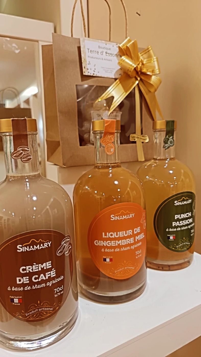 Liqueurs Sinamary devant un sac cadeau Terre d’Essonne